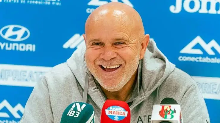 Jaume Mut sonriendo durante una rueda de prensa con la sudadera del CD Atlético Baleares ante los micrófonos