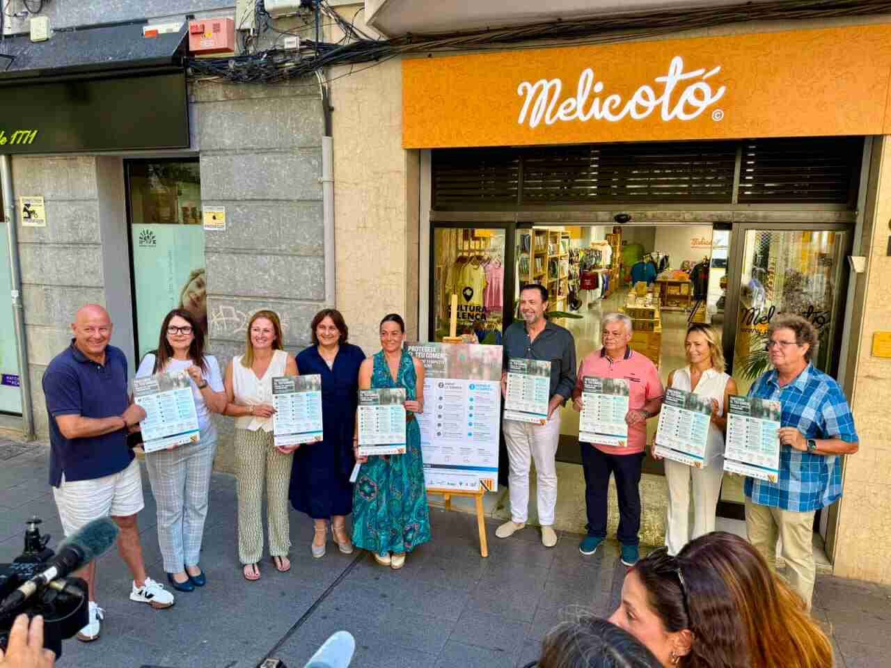 Los consellers Alejandro Sáenz de San Pedro y Antònia Maria Estarellas junto a la directora general manacorina Maria Antònia Sansó y patronales comerciales