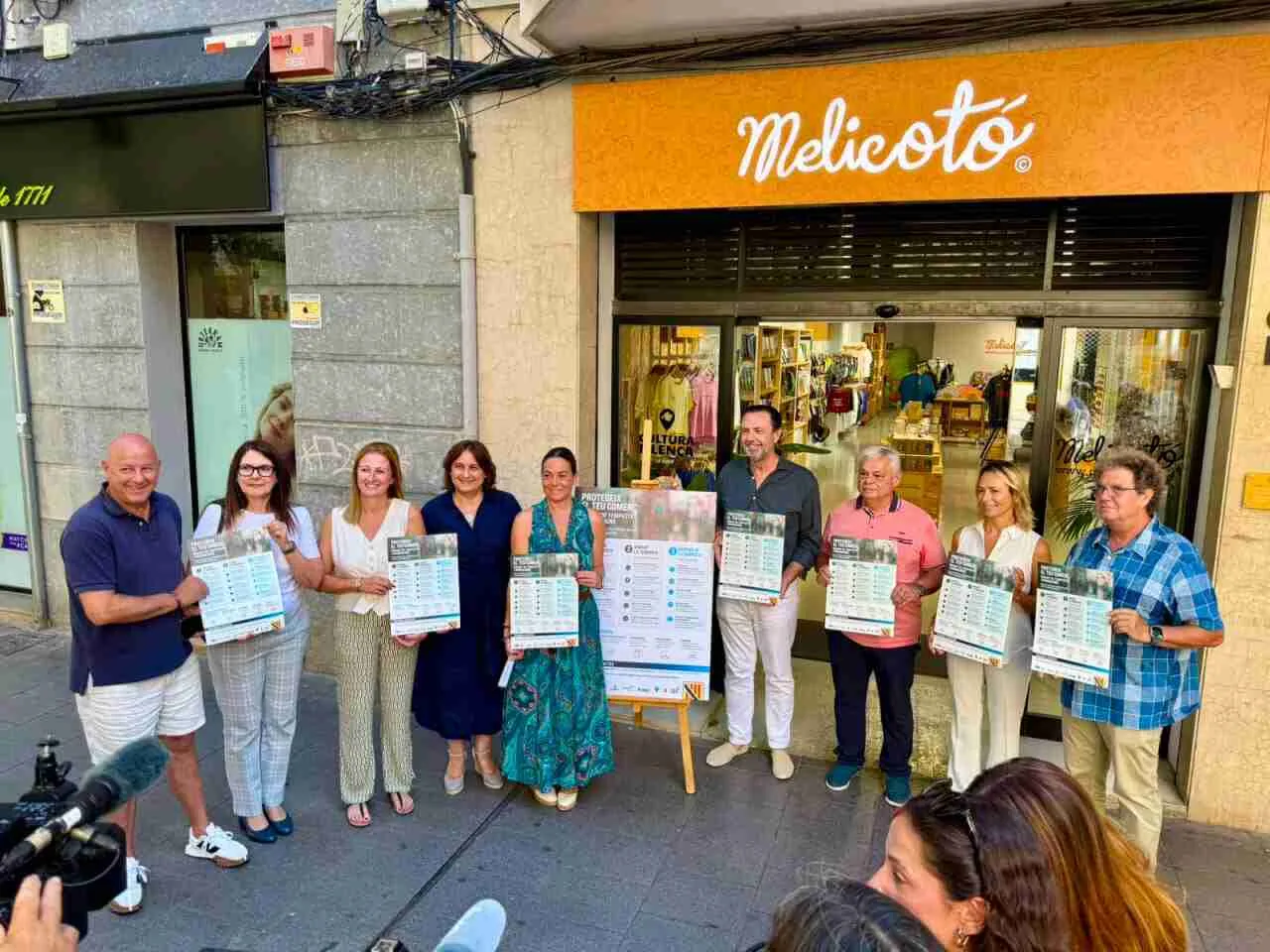 Los consellers Alejandro Sáenz de San Pedro y Antònia Maria Estarellas junto a la directora general manacorina Maria Antònia Sansó y patronales comerciales