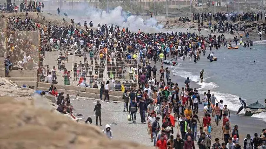 Multitud de personas agolpadas junto a la valla de Castillejos en la frontera con Ceuta
