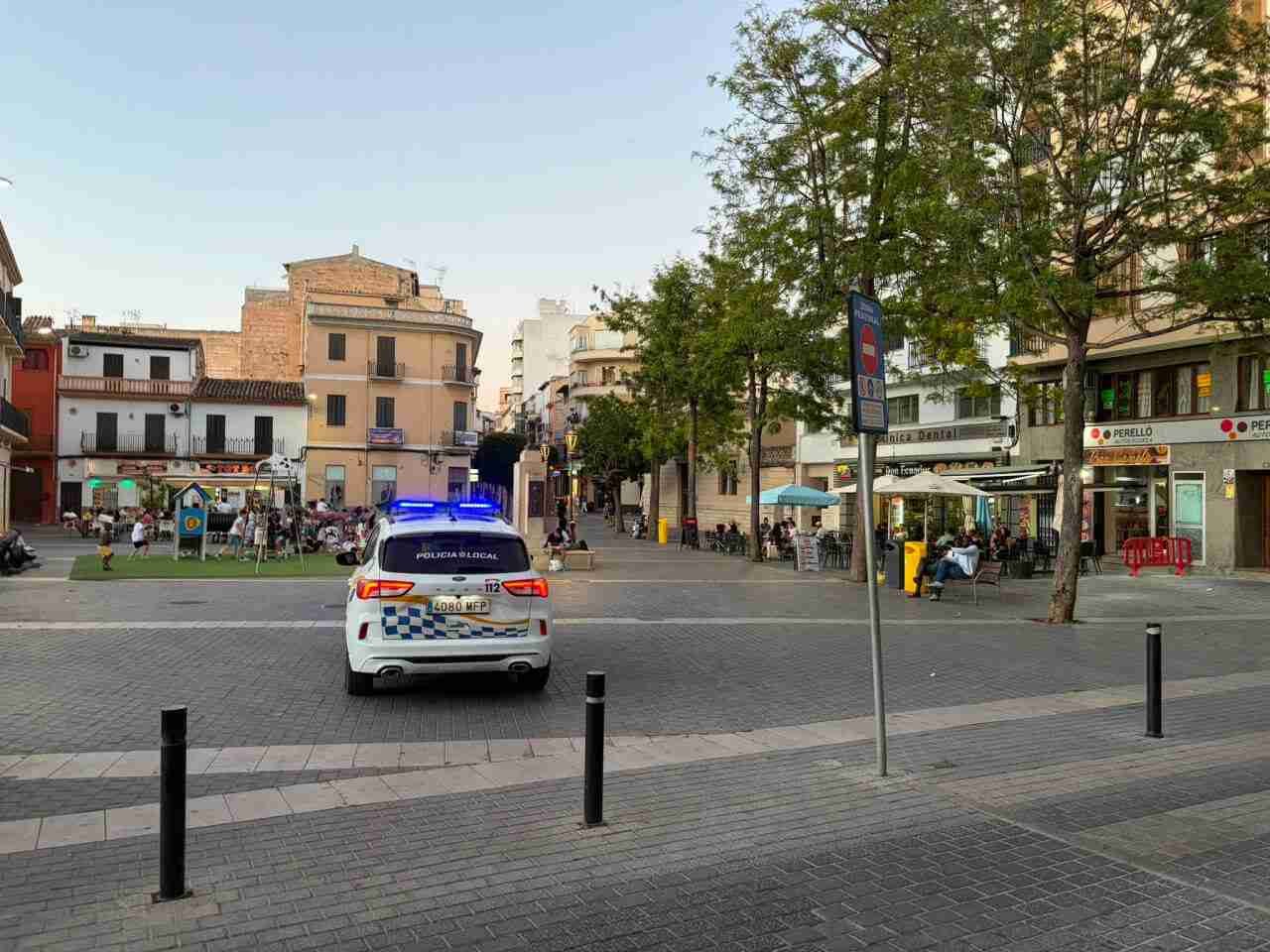 Vehículo patrulla de la Policía Local de Inca estacionado en una plaza peatonal