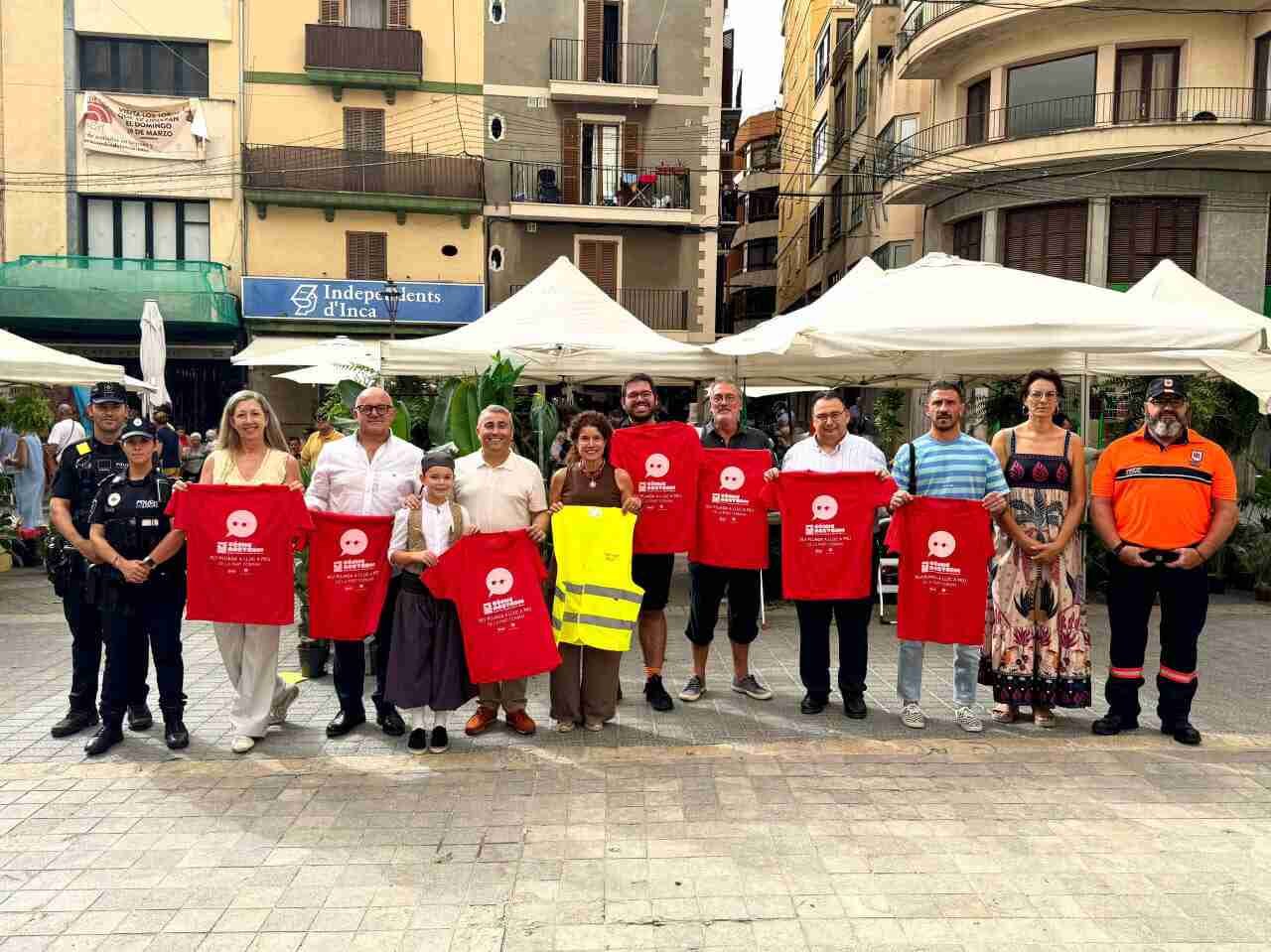 Presentación en la plaza de España de Inca de las camisetas de la Pujada a Lluc dedicadas al Còmic Nostrum