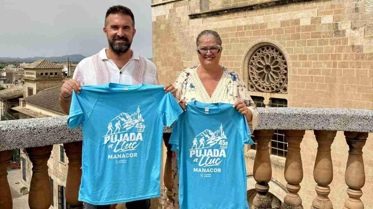 Llorenç Mesquida y la concejala de Gente Mayor mostrando las camisetas de la Pujada a Lluc