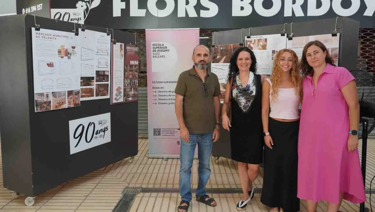 Autoridades municipales y representantes de la EASDIB junto a los paneles informativos en el Mercado Municipal de Felanitx