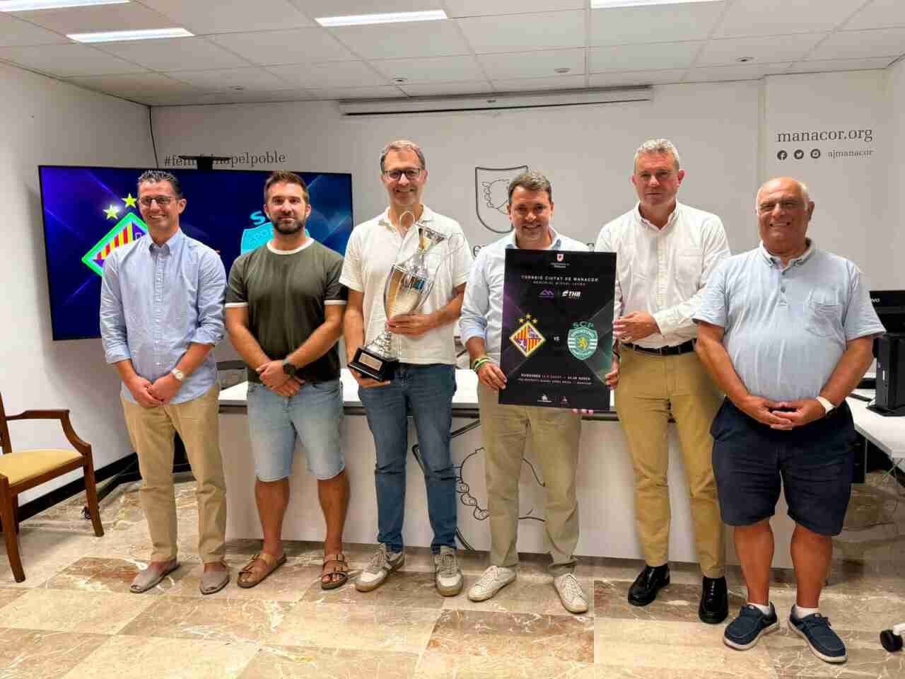 Autoridades municipales y directivos en la presentación del Torneig Ciutat de Manacor