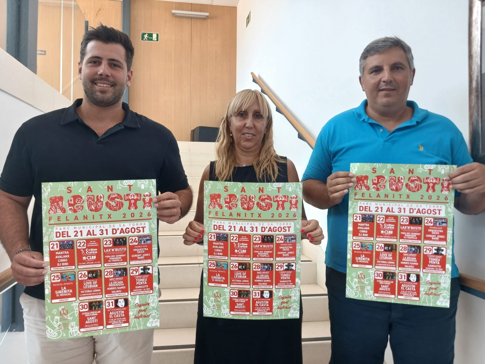 Responsables municipales de Felanitx mostrando el cartel promocional de las verbenas de Sant Agustí 2026 en Sa Torre