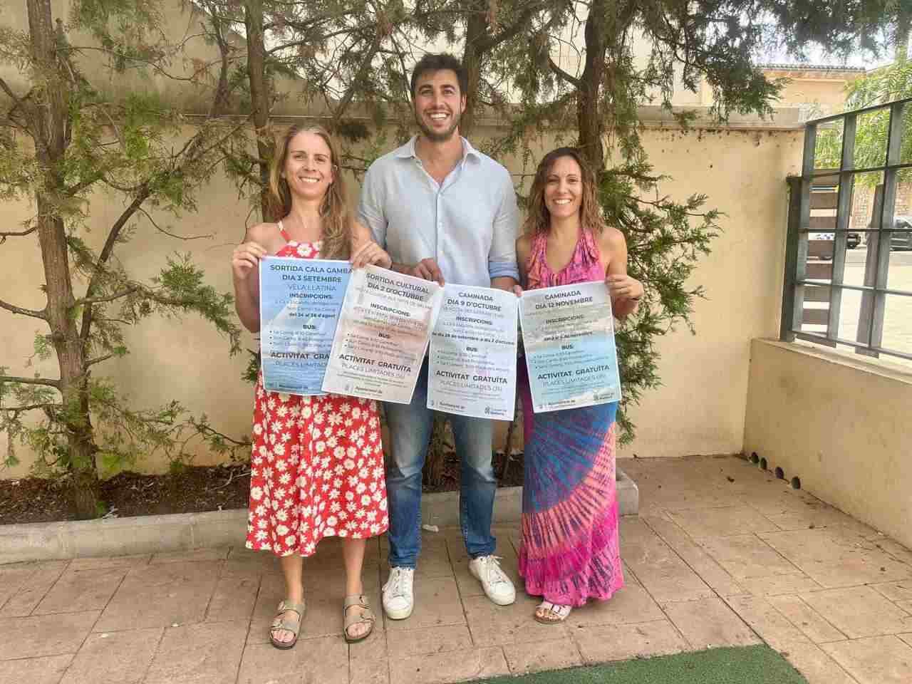 Jaume Soler Pont y Cata Ferrer Nadal mostrando los carteles del programa de actividades para mayores de Sant Llorenç