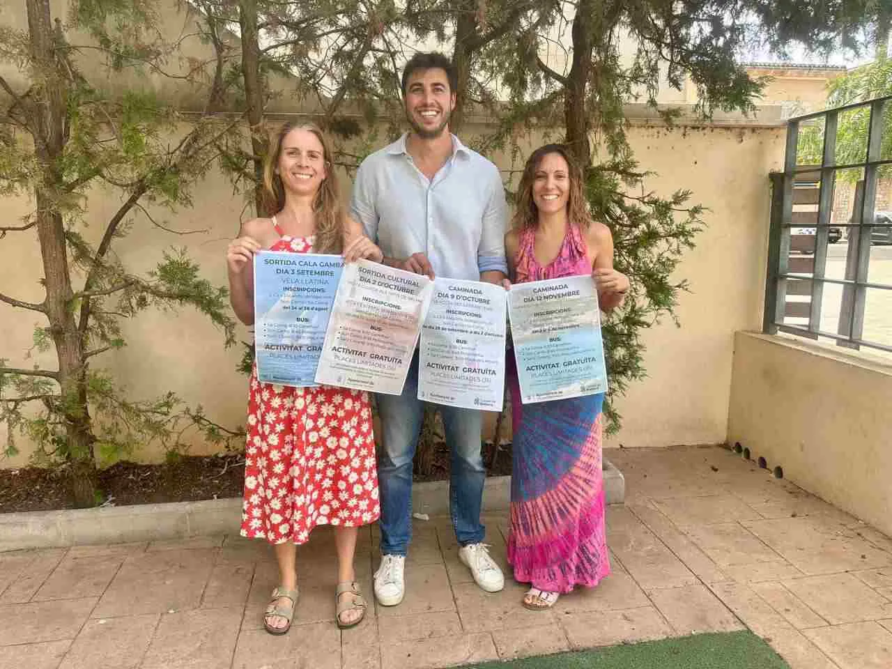 Jaume Soler Pont y Cata Ferrer Nadal mostrando los carteles del programa de actividades para mayores de Sant Llorenç