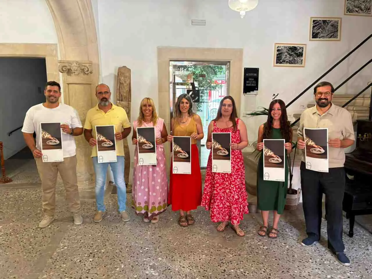 Representantes institucionales y comisarios posando con el cartel de la Nitx de l'Art 2026 de Felanitx