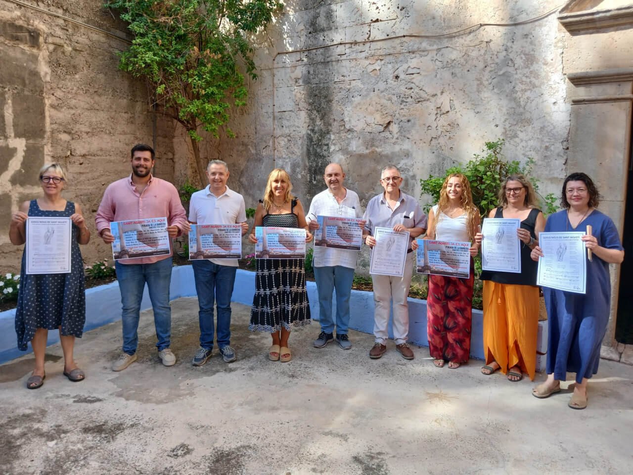 Representantes del Ayuntamiento de Felanitx y de las entidades locales mostrando los carteles de los nuevos Goigs