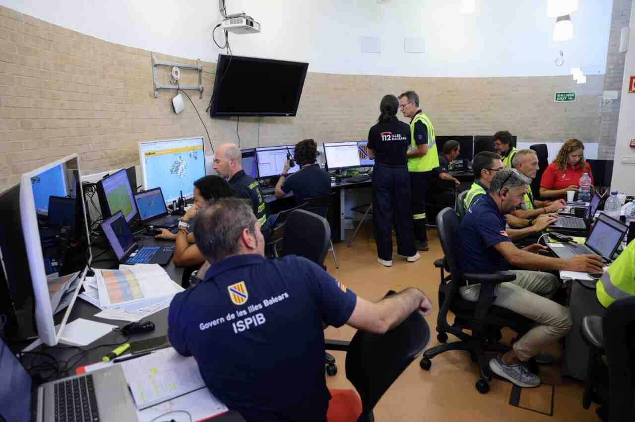Personal de emergencias del Govern y del 112 trabajando en la sala de control durante el operativo del eclipse solar