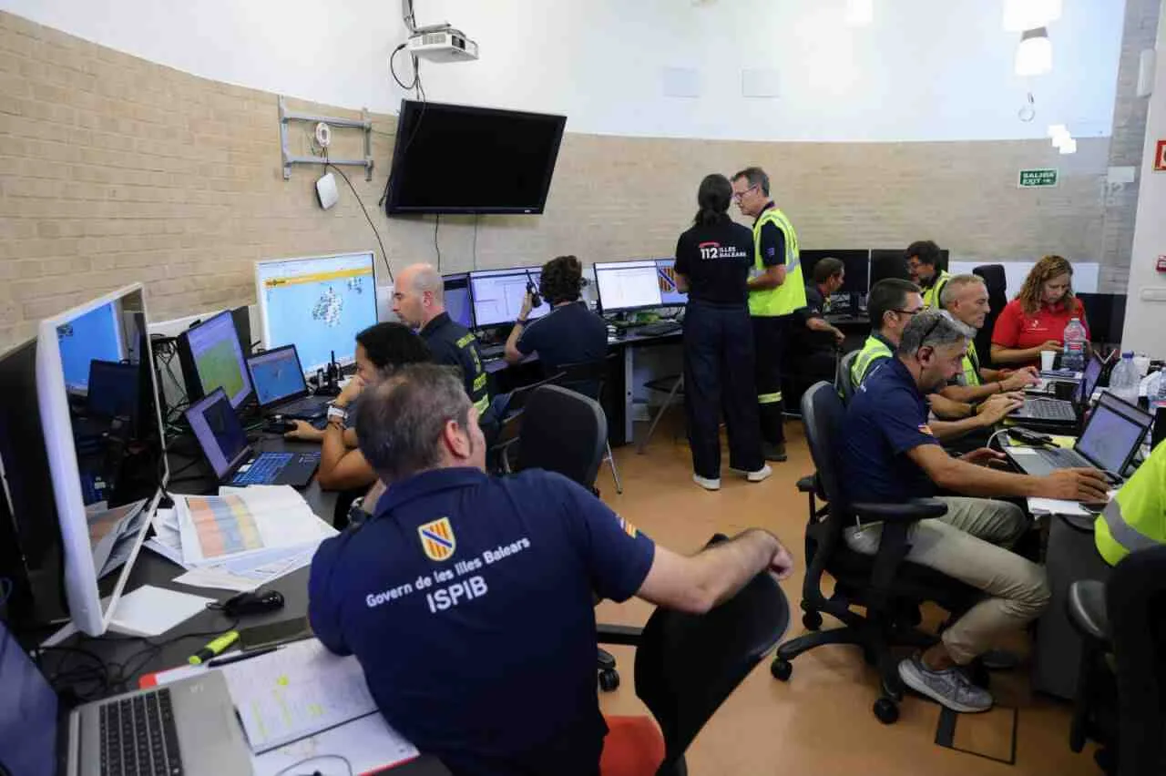 Personal de emergencias del Govern y del 112 trabajando en la sala de control durante el operativo del eclipse solar