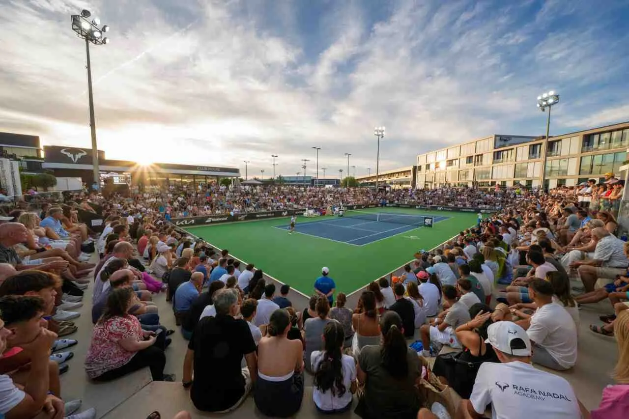 Pista central de la Rafa Nadal Academy abarrotada de público durante el Rafa Nadal Open en Manacor