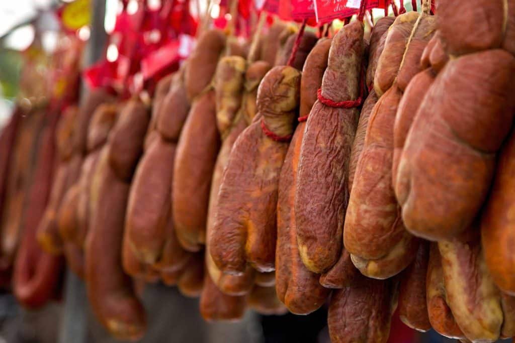 Sobrasadas artesanales de Mallorca curándose en fila, símbolo del producto ganadero de kilómetro cero