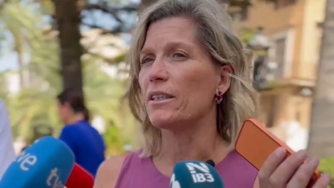 Plano medio en formato apaisado de Sofia Alonso, portavoz adjunta del Grup Socialista en el Consell de Mallorca, atendiendo a los medios de comunicación