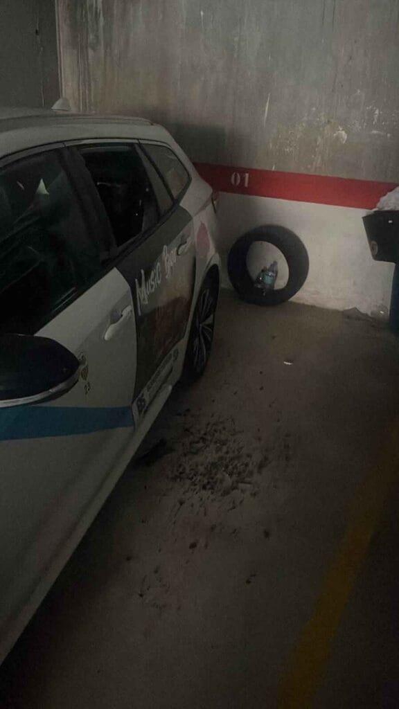 Vista vertical del taxi número 23 de Sant Llorenç con la ventanilla trasera fracturada en un aparcamiento de Son Servera