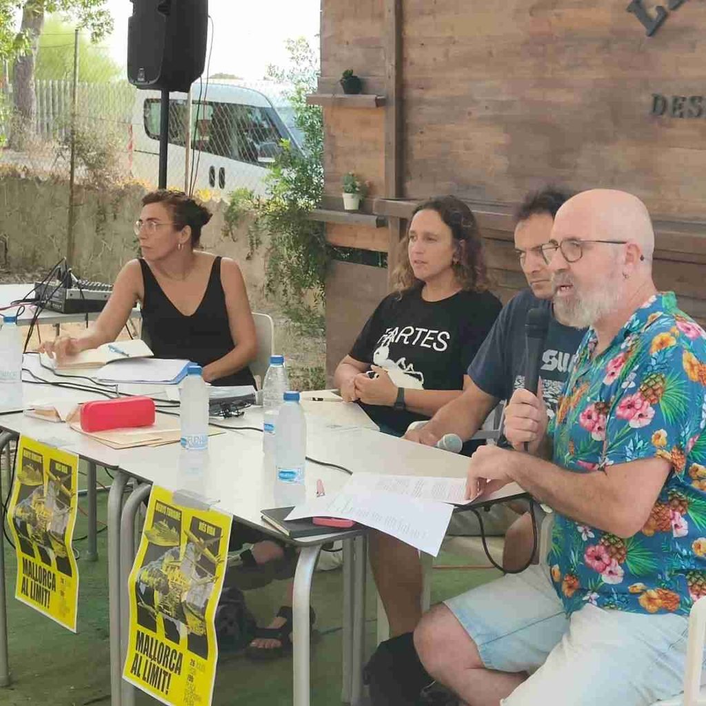 Toni Riera director del digital Cent per Cent con micrófono en la mesa de Embat