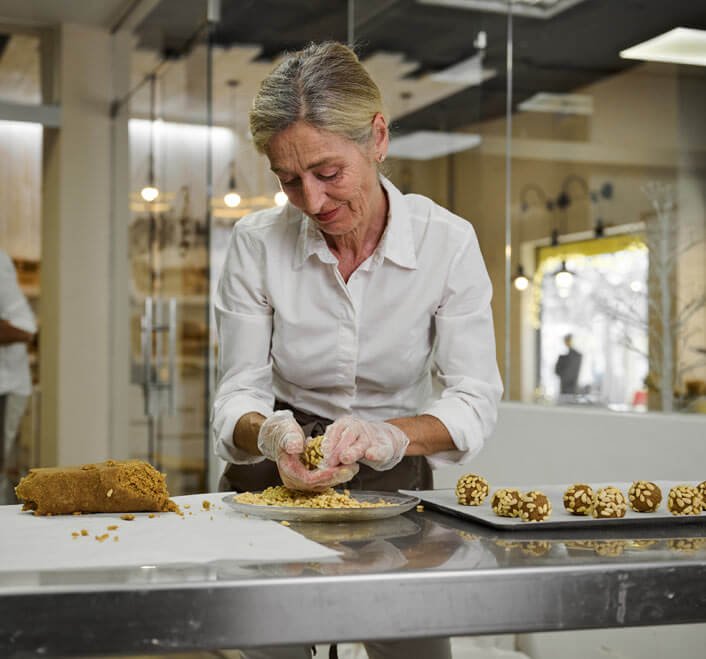 Mujer elaborando dulces artesanales en un obrador