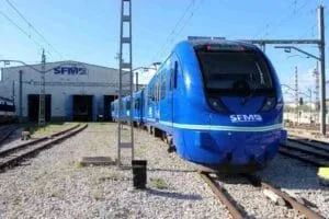Convoy de tren eléctrico azul de Serveis Ferroviaris de Mallorca ante la nave de cocheras