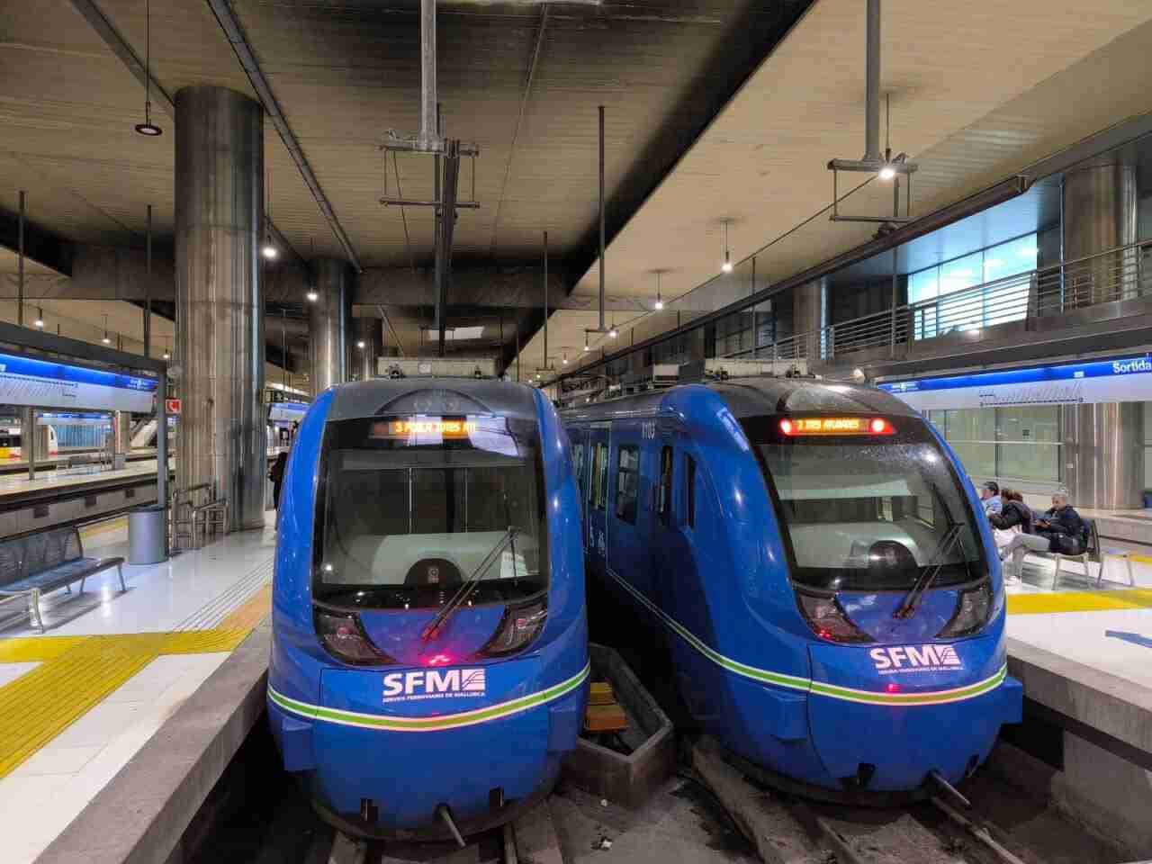 Dos trenes de la red pública de Servicios Ferroviarios de Mallorca estacionados en la vía de la Estación Intermodal