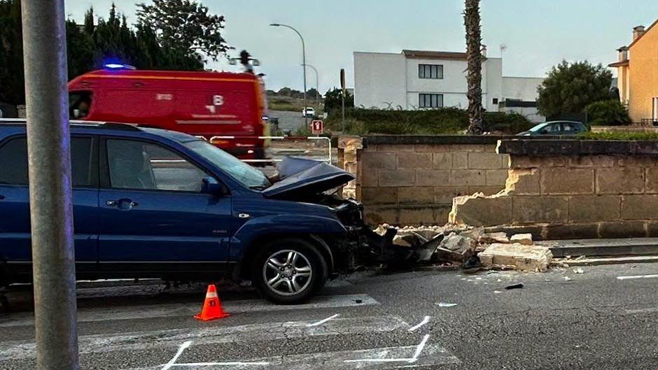 Plano medio del vehículo azul con el morro destrozado tras colisionar con un muro de piedra en la ronda del Port de Manacor