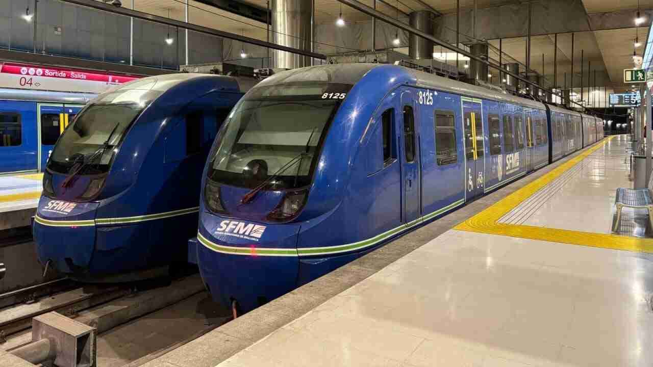 Dos trenes azules de SFM estacionados en las vías de la Estación Intermodal de Palma