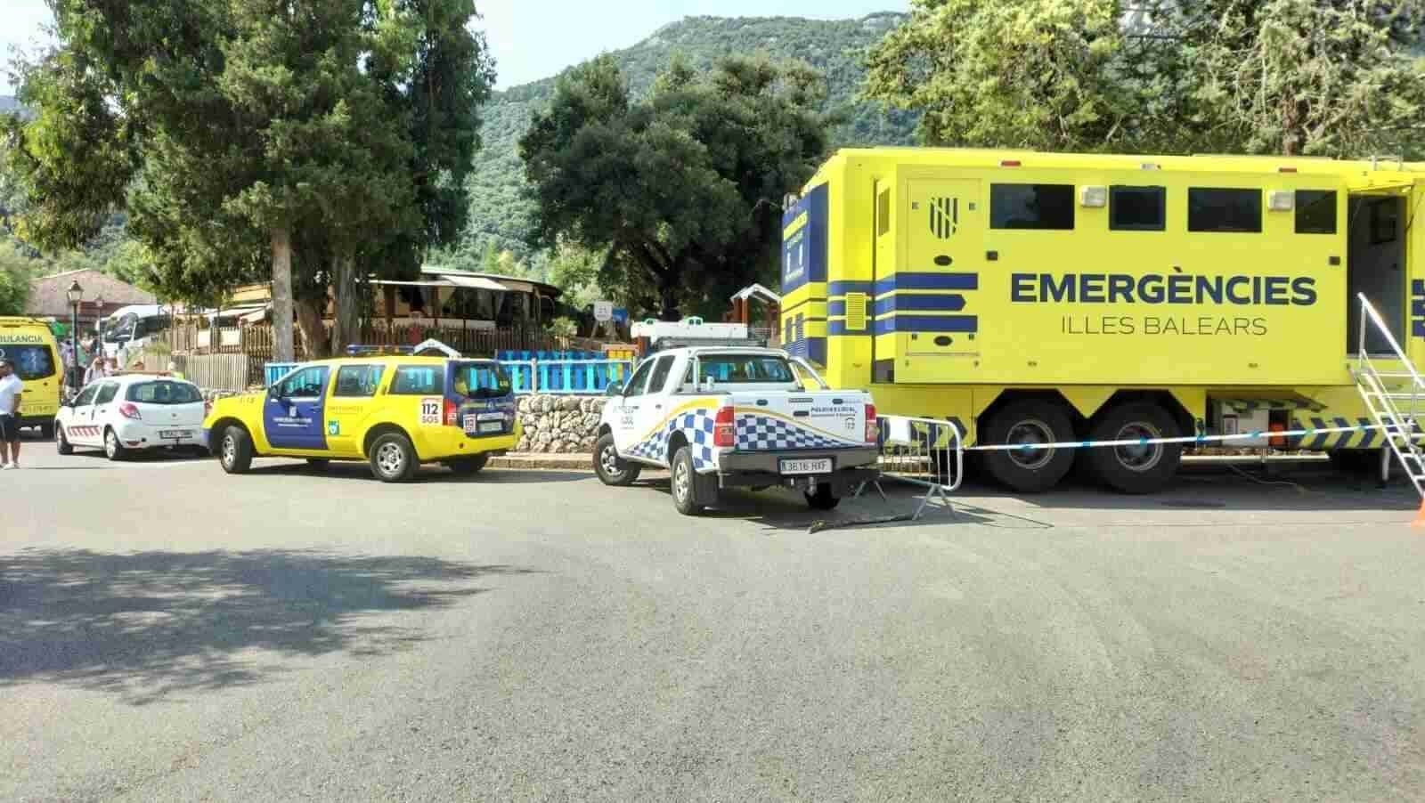 Camión de emergencias de las Islas Baleares y vehículos policiales aparcados en el Monasterio de Lluc
