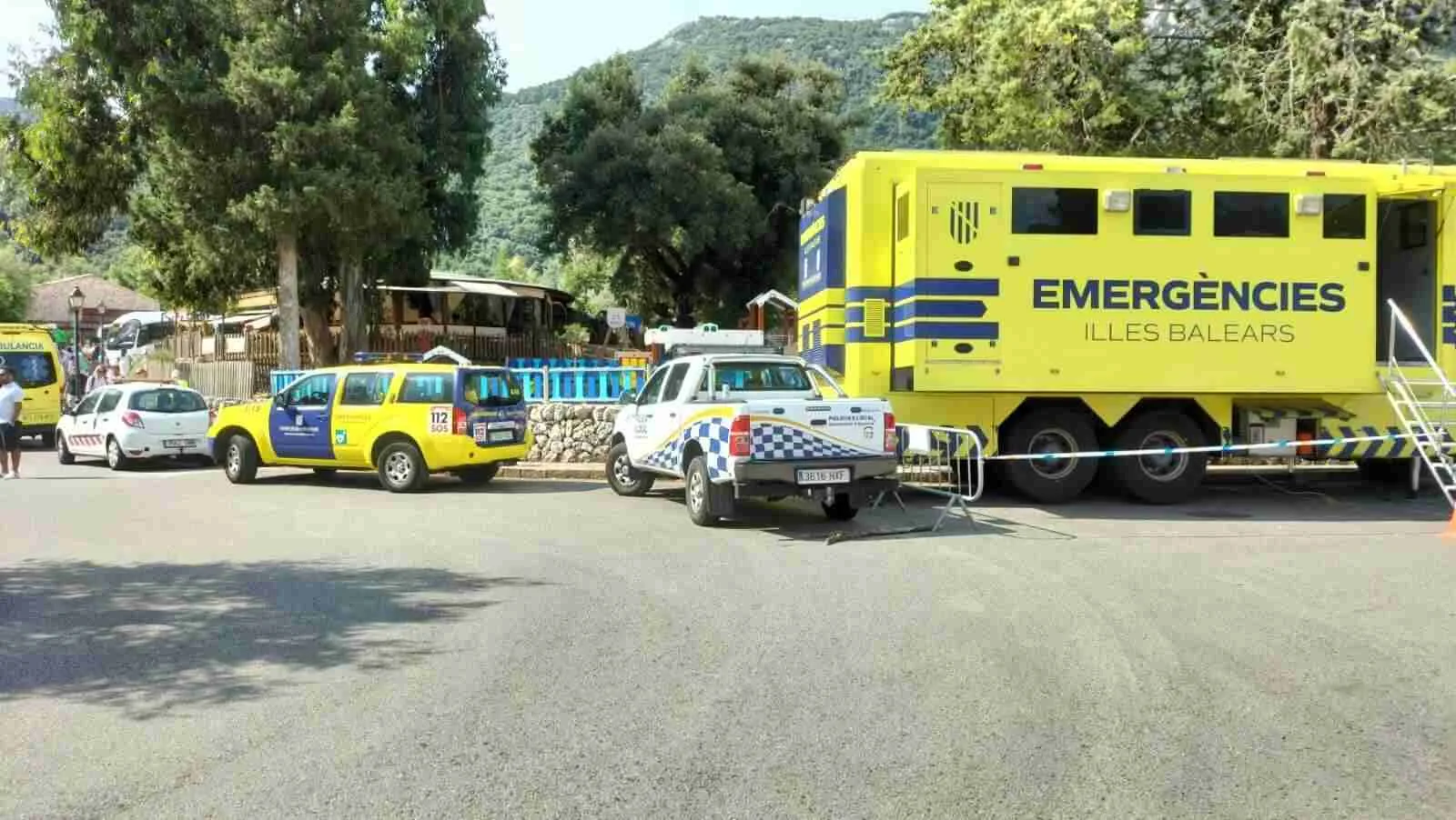 Camión de emergencias de las Islas Baleares y vehículos policiales aparcados en el Monasterio de Lluc
