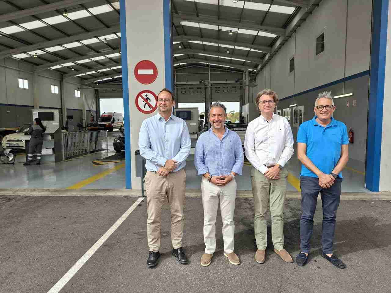 Responsables del Consell de Mallorca y del Ayuntamiento de Calvià en la entrada de las líneas de la estación de ITV
