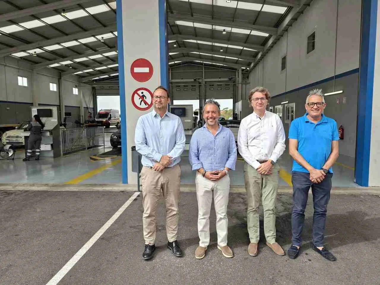 Responsables del Consell de Mallorca y del Ayuntamiento de Calvià en la entrada de las líneas de la estación de ITV