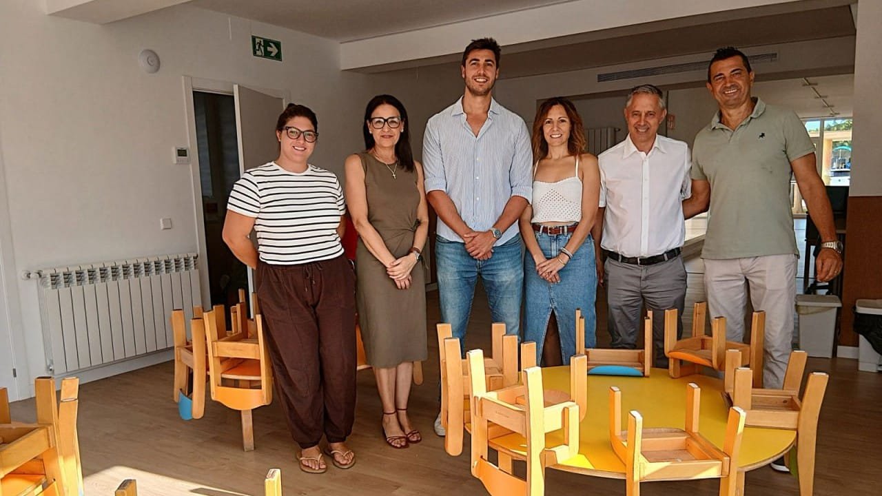 Representantes municipales y del centro en una de las nuevas aulas de la escuela infantil