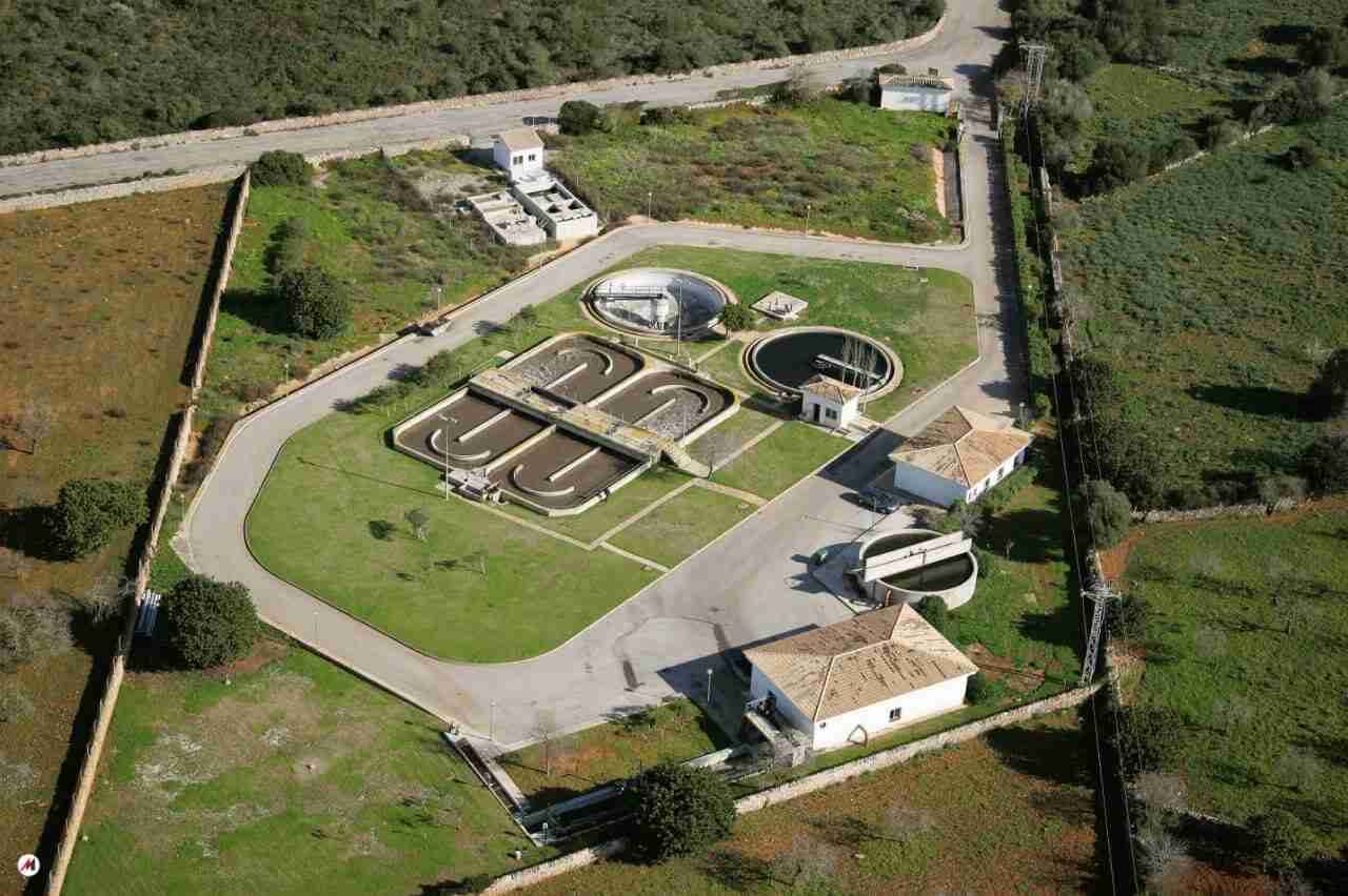 Vista aérea de las instalaciones y balsas de tratamiento de la estación depuradora de aguas residuales de Portocolom