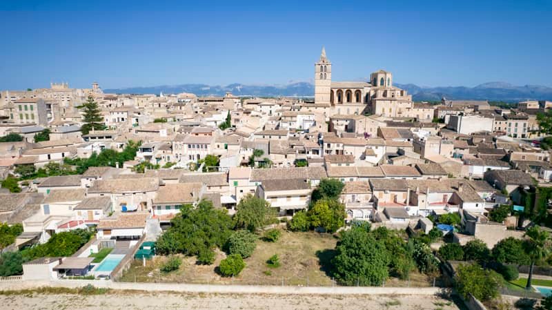 Panorámica aérea de las casas y la iglesia del casco urbano de Sineu
