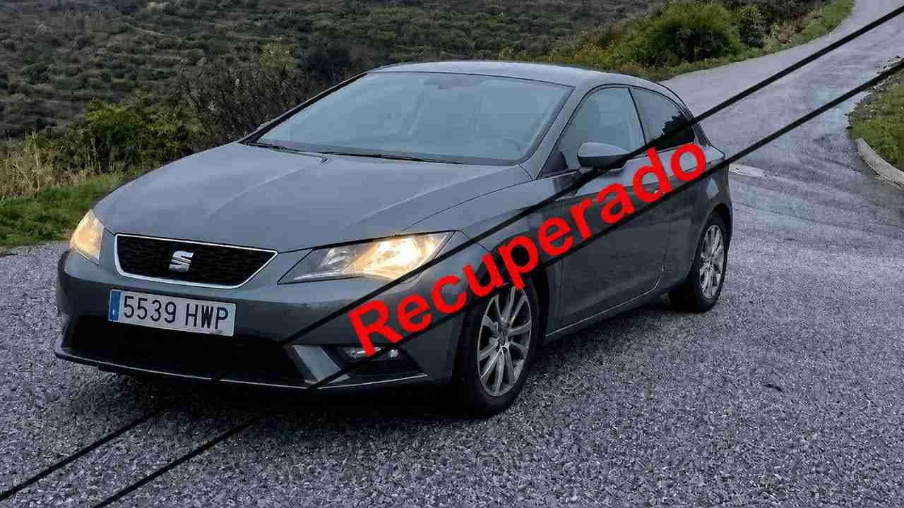 Turismo SEAT León gris con el rótulo de recuperado tras el operativo de la Guardia Civil