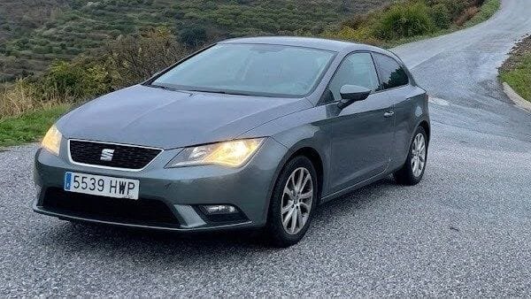 Turismo Seat León gris oscuro tres puertas con matrícula 5539 HWP, buscado tras ser sustraído en Son Servera
