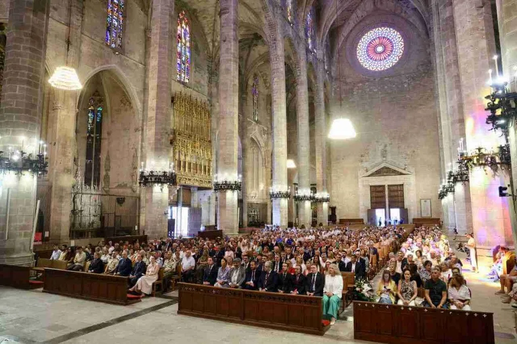 Asistentes en la Seu durante el 750 aniversario de Mallorca como Reino