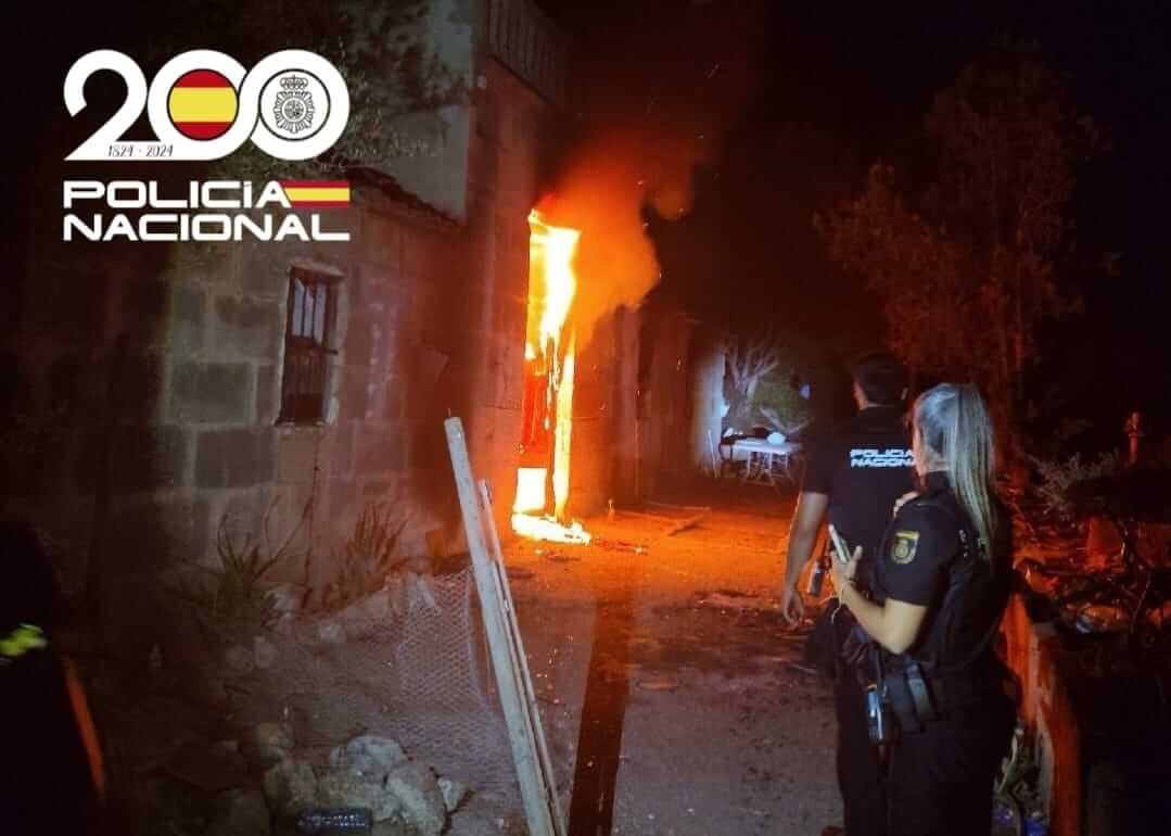 Efectivos de la Policía Nacional frente a una vivienda en llamas en Manacor