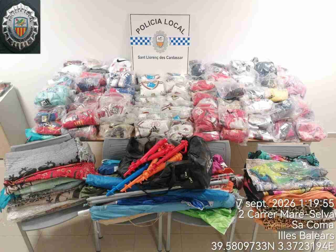 Gran cantidad de artículos y equipaciones incautadas por la Policía Local de Sant Llorenç en Cala Millor