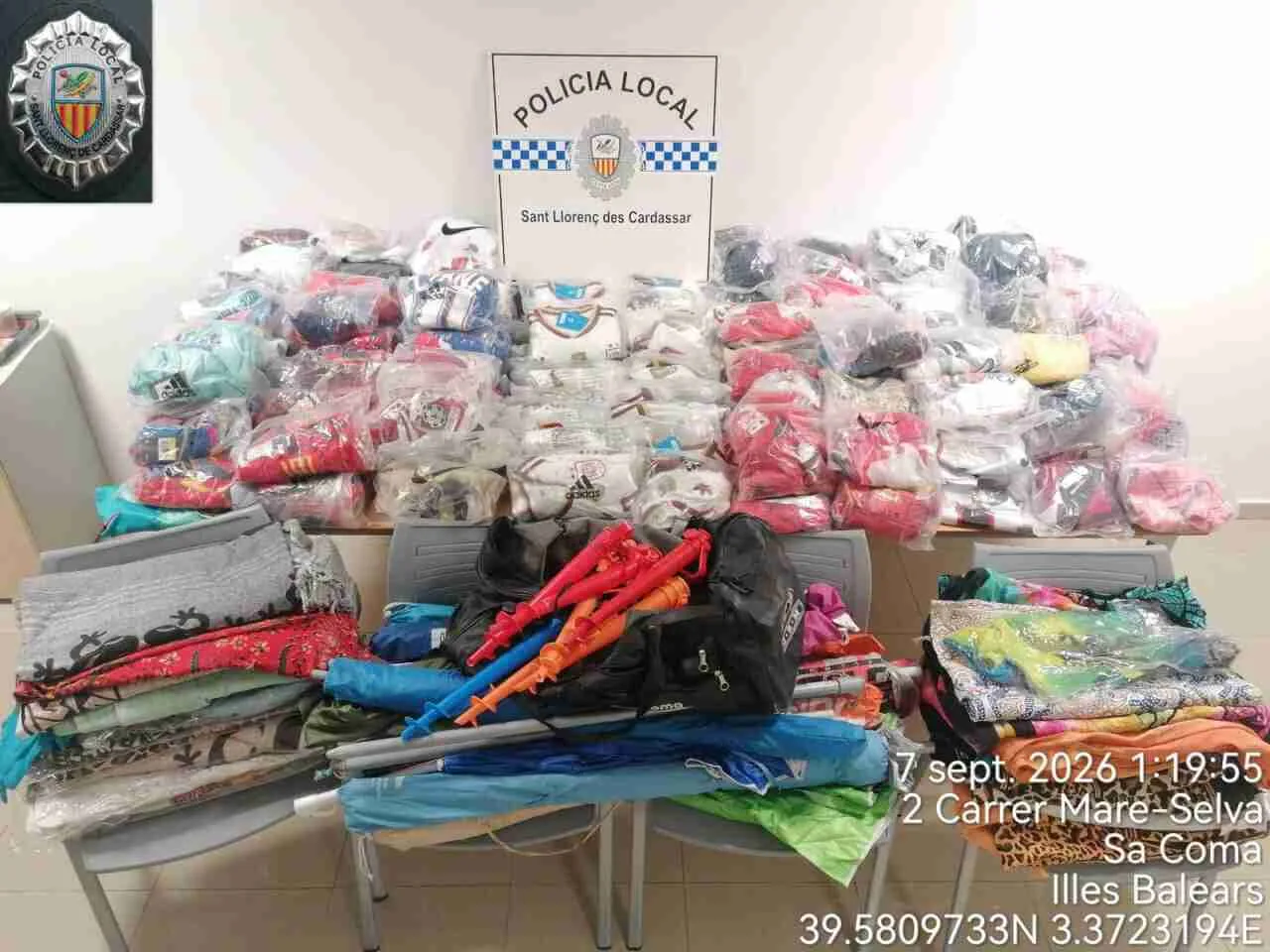 Gran cantidad de artículos y equipaciones incautadas por la Policía Local de Sant Llorenç en Cala Millor