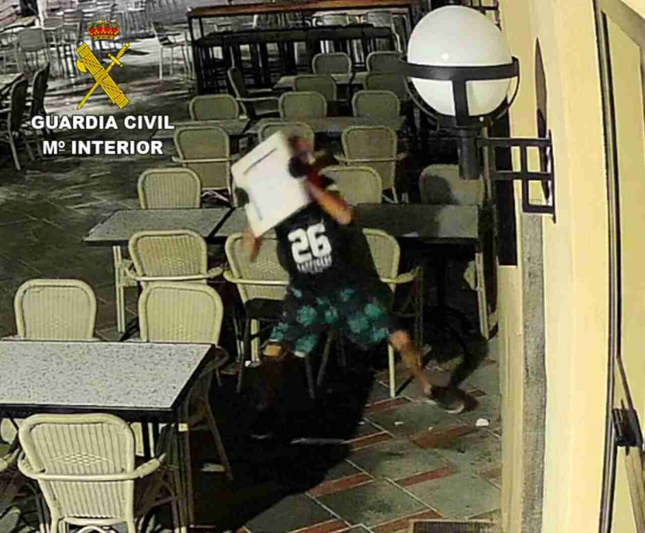 Individuo arrojando una pesada tapa de hormigón en la terraza de un bar en Santa María del Camí