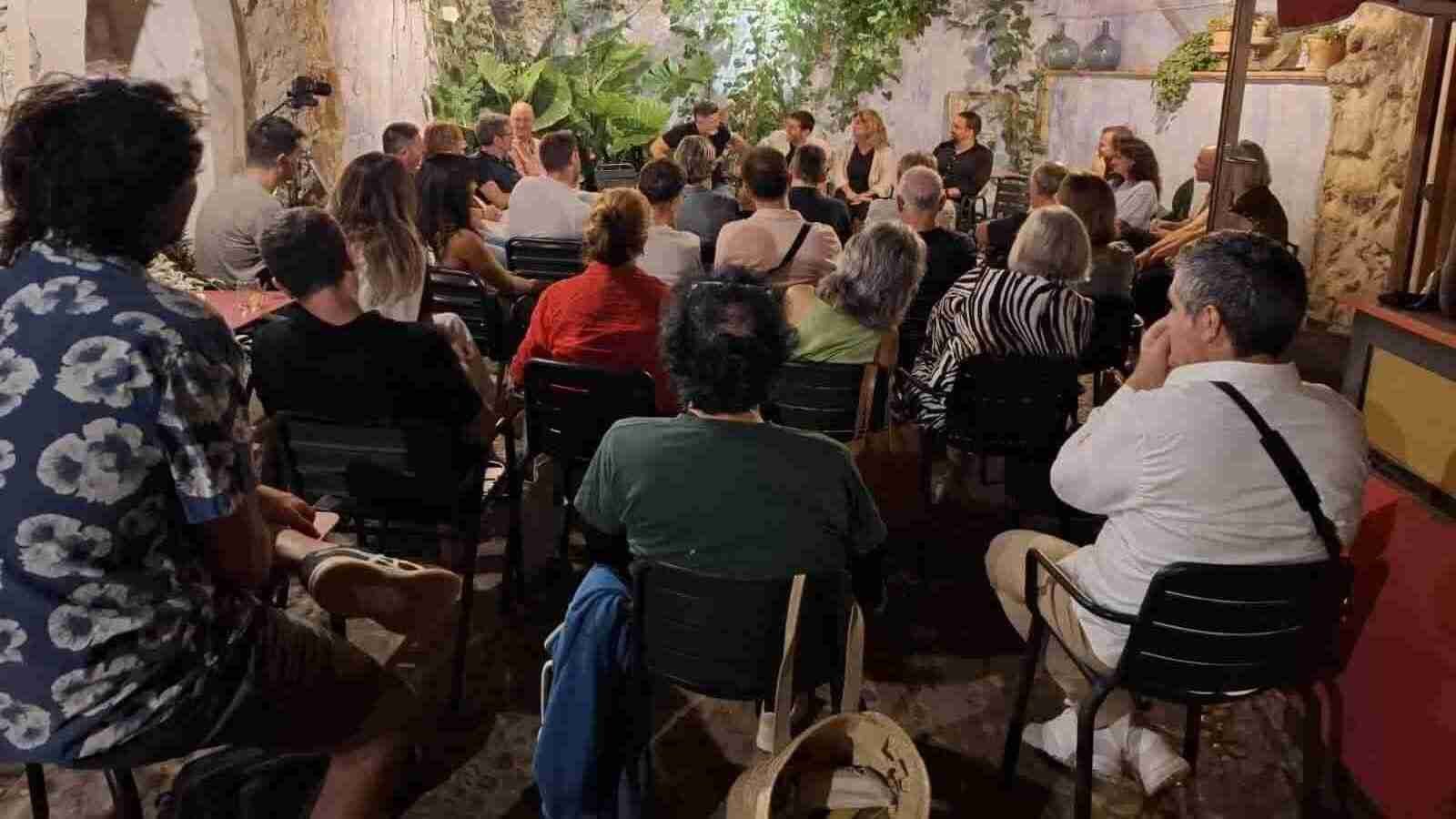 Patio de Can Lliro durante la asamblea de Coalició per Mallorca con asistentes de diversos partidos