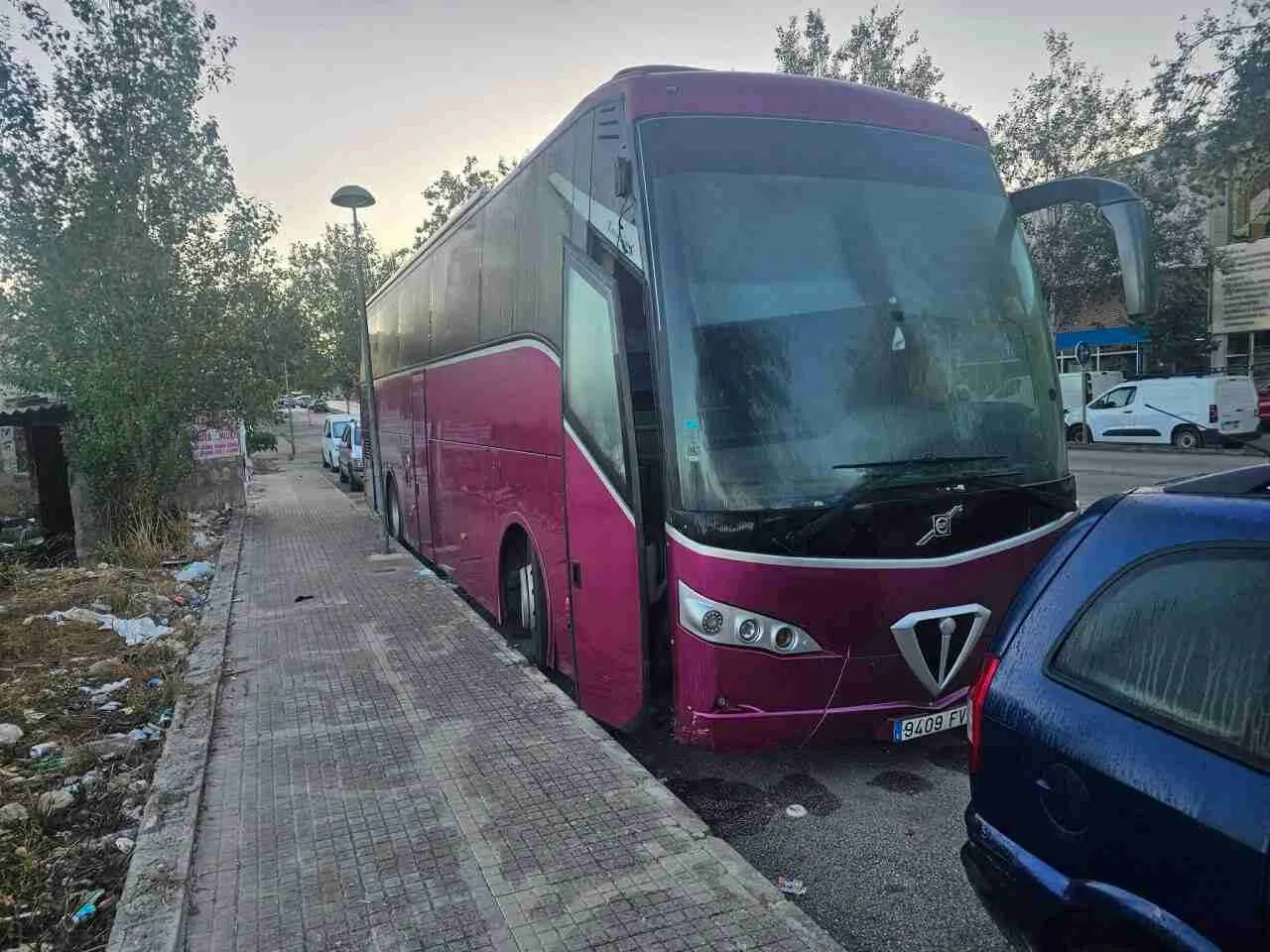 Autocar de grandes dimensiones estacionado en Vía Palma denunciado por vecinos en Manacor