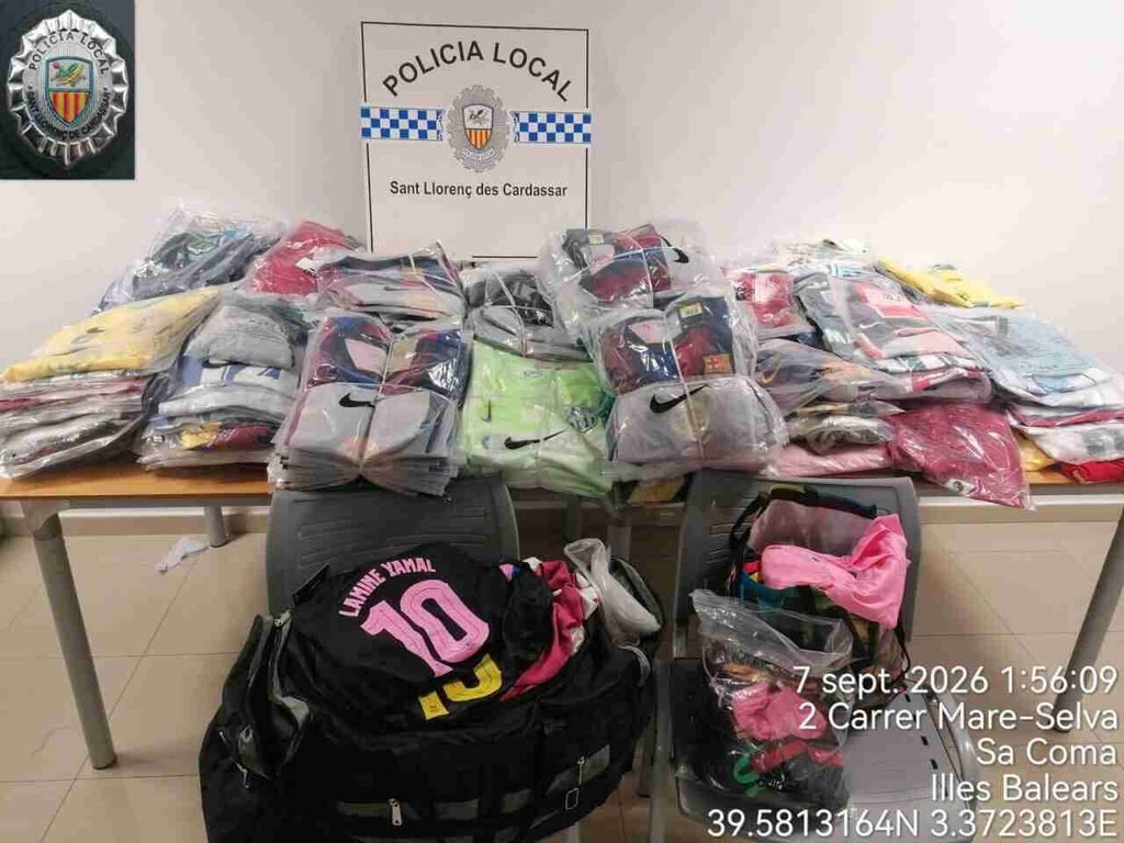 Detalle de las camisetas deportivas de fútbol confiscadas a vendedores ambulantes en Cala Millor
