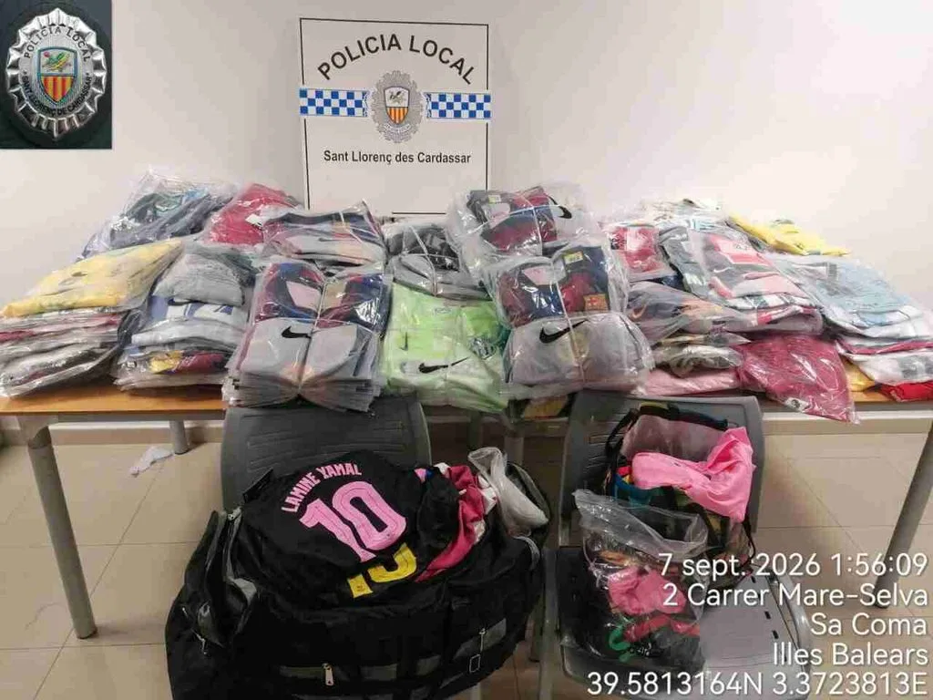 Detalle de las camisetas deportivas de fútbol confiscadas a vendedores ambulantes en Cala Millor