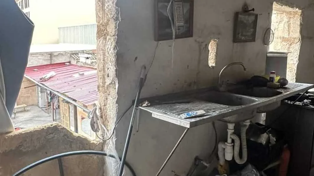Cocina insalubre y pared abierta en la casa patera en Vía Majòrica
