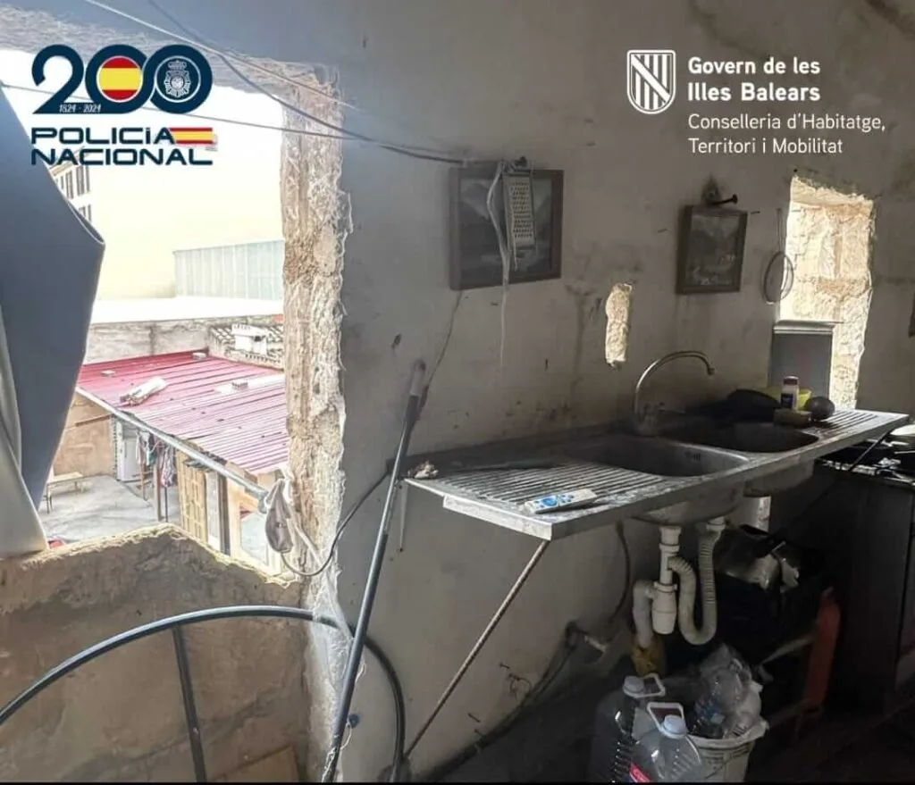 Cocina en estado precario y pared abierta en la casa patera en Vía Majòrica