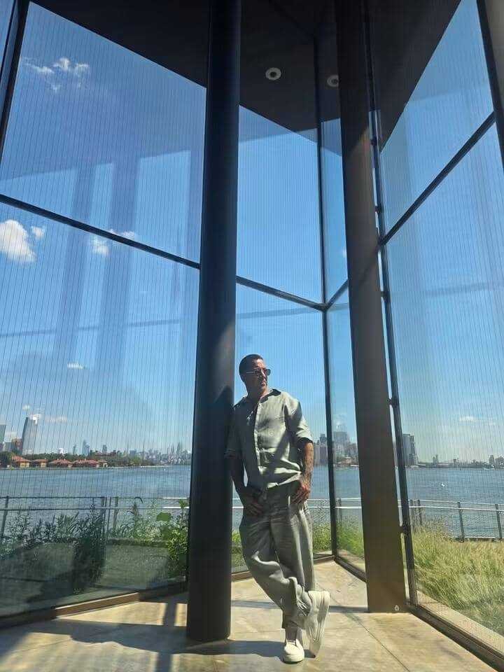 El compositor felanitxer R. Illescas apoyado en una columna ante ventanales