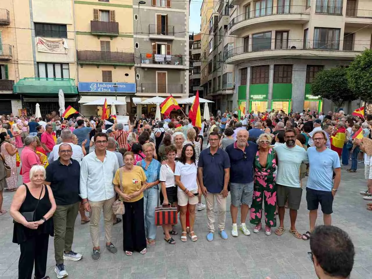 Asistentes y dirigentes del PP en la plaza de España de Inca durante la concentración por Ceuta