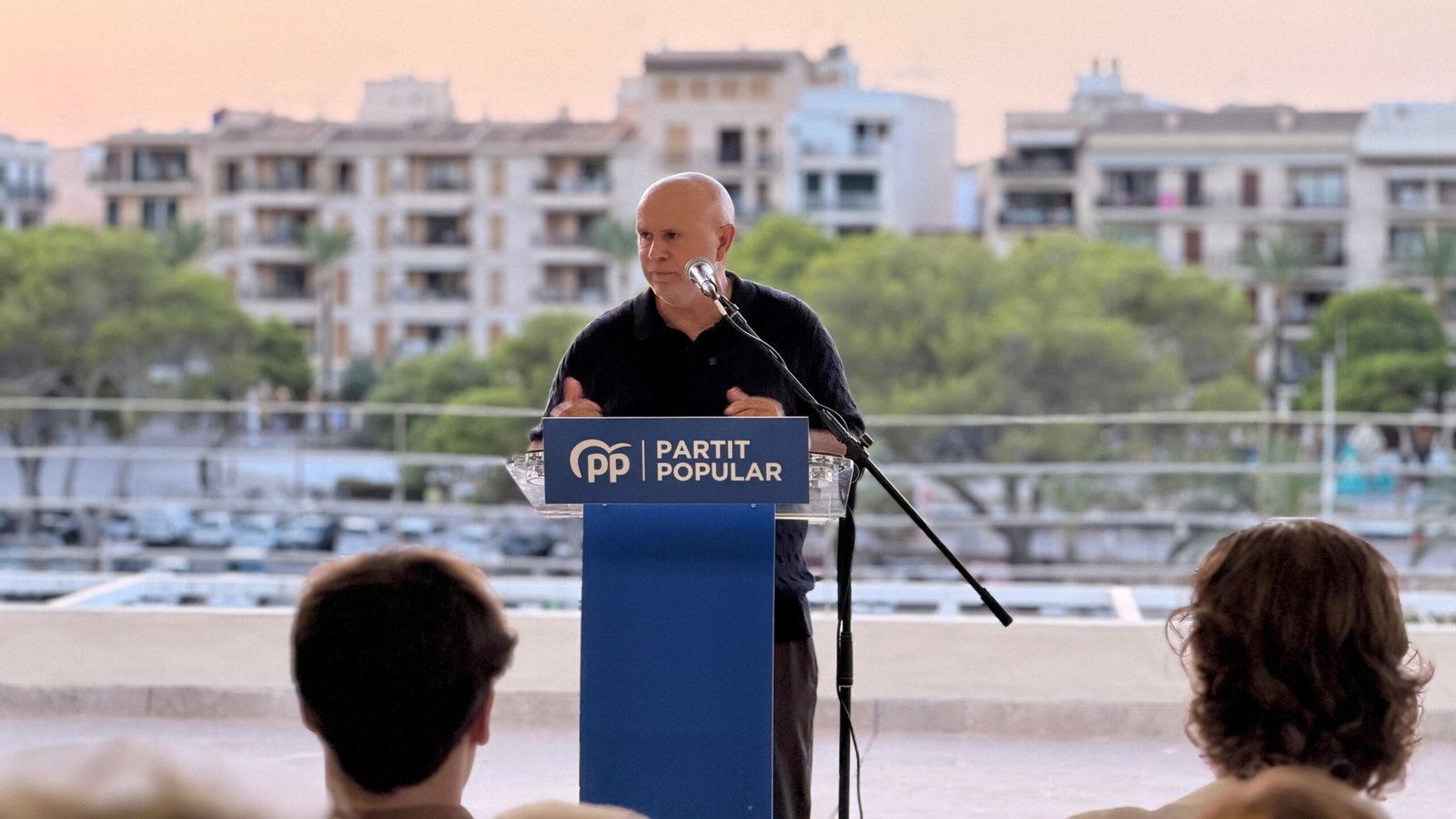 Jaume Mut, candidato del PP a la alcaldía interviene en un atril en Manacor