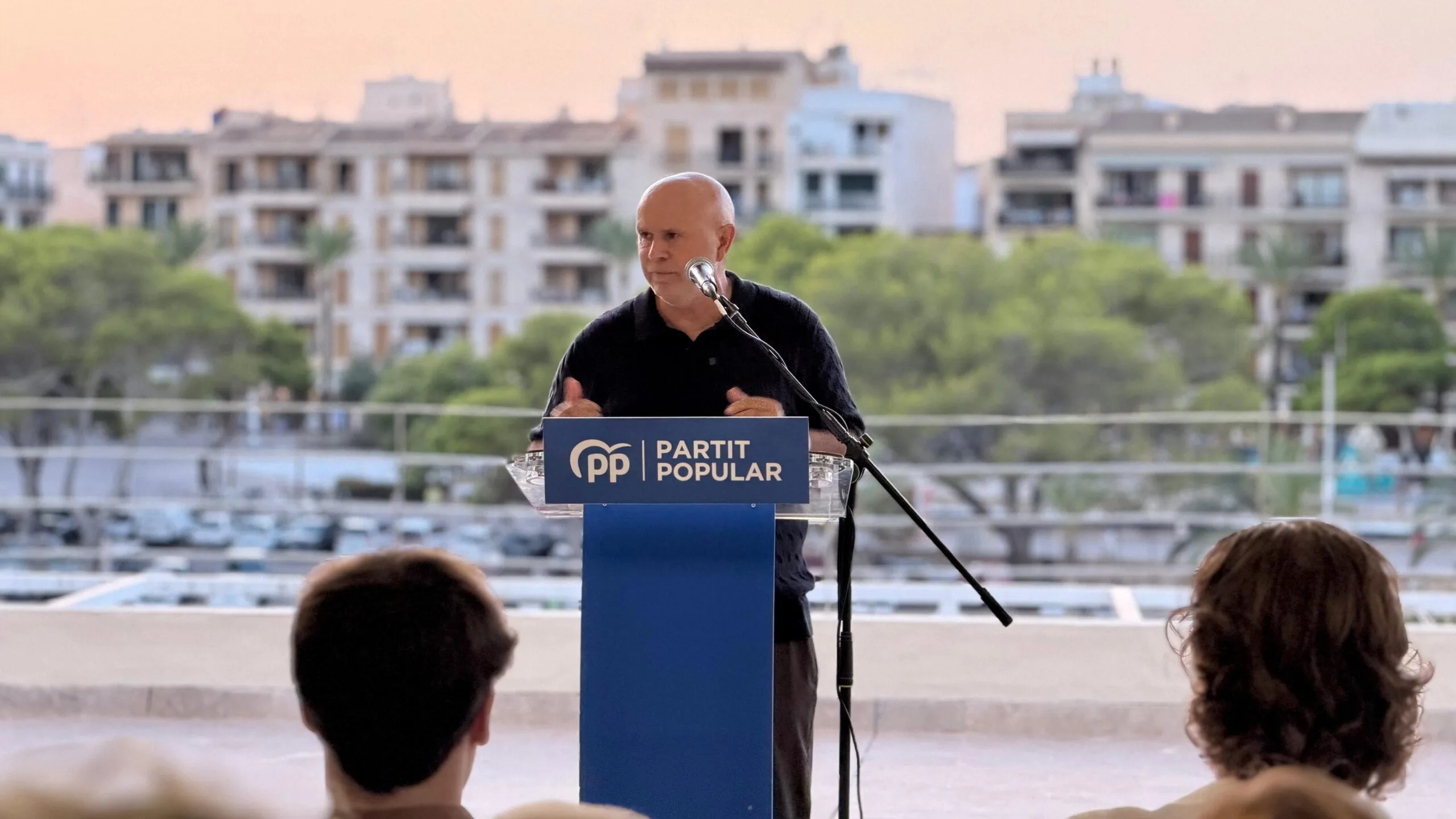 Jaume Mut, candidato del PP a la alcaldía interviene en un atril en Manacor